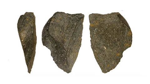 Dieses zugeschlagene Werkzeug aus Stein haben frühe Menschen vor 2,6 Millionen Jahren in Afrika gefertigt